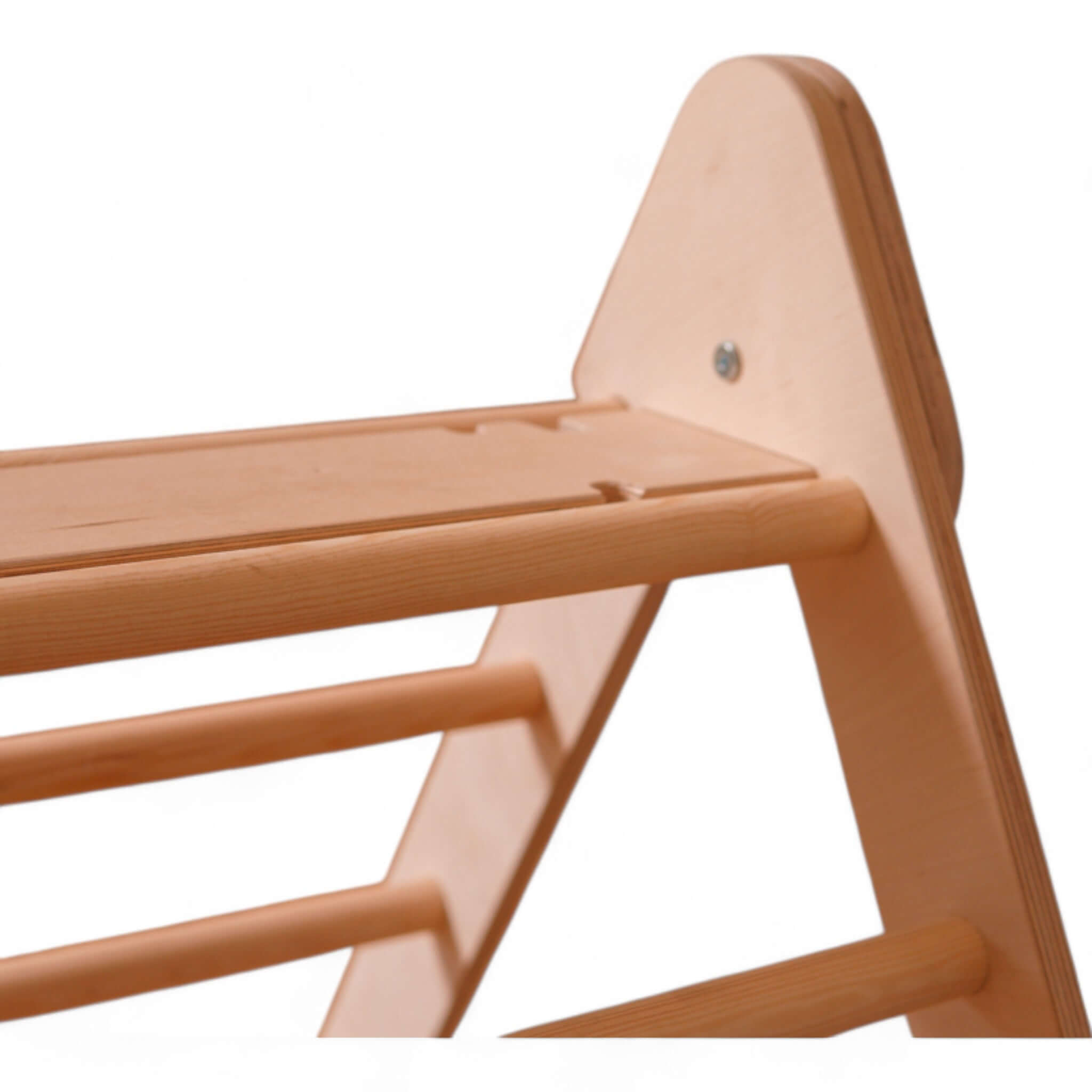 Detailaufnahme des Klappbaren Pikler Kletterdreiecks aus Holz für Kinder, ideal für spielerische Motorikförderung.