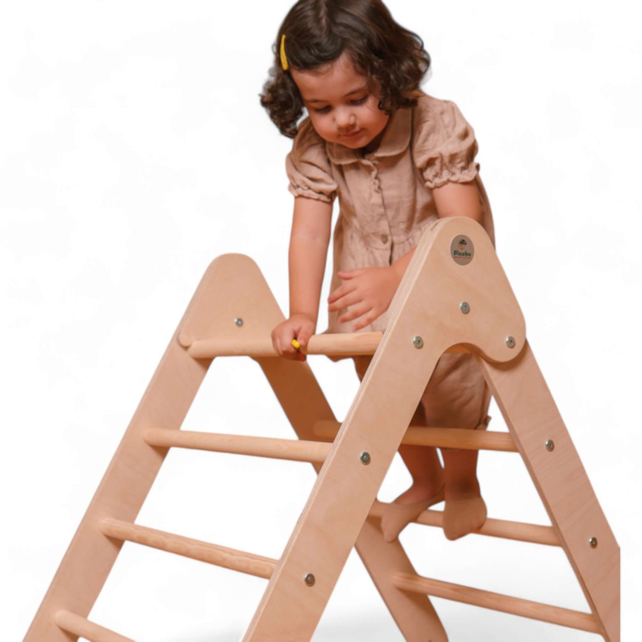 Kind spielt auf klappbarem Pikler Kletterdreieck aus Holz, Montessori Motorikspielzeug von Picabu.