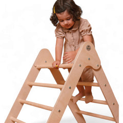 Kind spielt auf klappbarem Pikler Kletterdreieck aus Holz, Montessori Motorikspielzeug von Picabu.