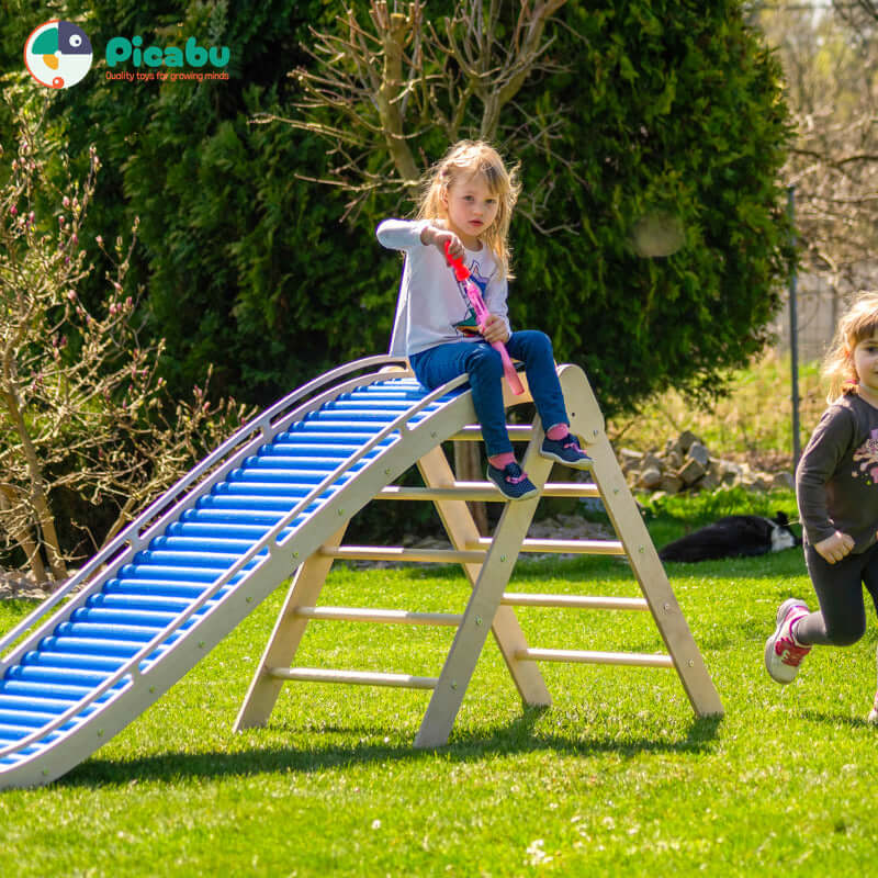 Wellen - Rollrutsche + Pikler Kletterdreieck XL von Picabu - Picabu - Wellen - Rollrutsche + Pikler Kletterdreieck XL von Picabu - picabu.ch - Slide_W_Set_01 -